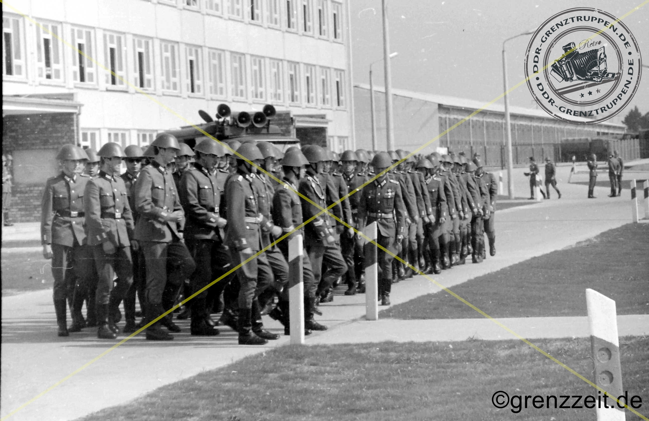 Vereidigung im Objekt der Unteroffizierschule VI auf dem Apellplatz im Mai 1973.