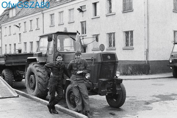 Angehörige Pionierzug vor ZT 300 mit Anhänger. Im Hintergrund das Stabsgebäude vom GB Stab Herda. Rechts ein LO im Bild.