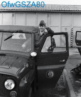 Einsatzfahrer Kommandeur , Soldat der KFZ Gruppe vor UAZ469, im Hintergrund der Garagenkomplex vom GB Stab