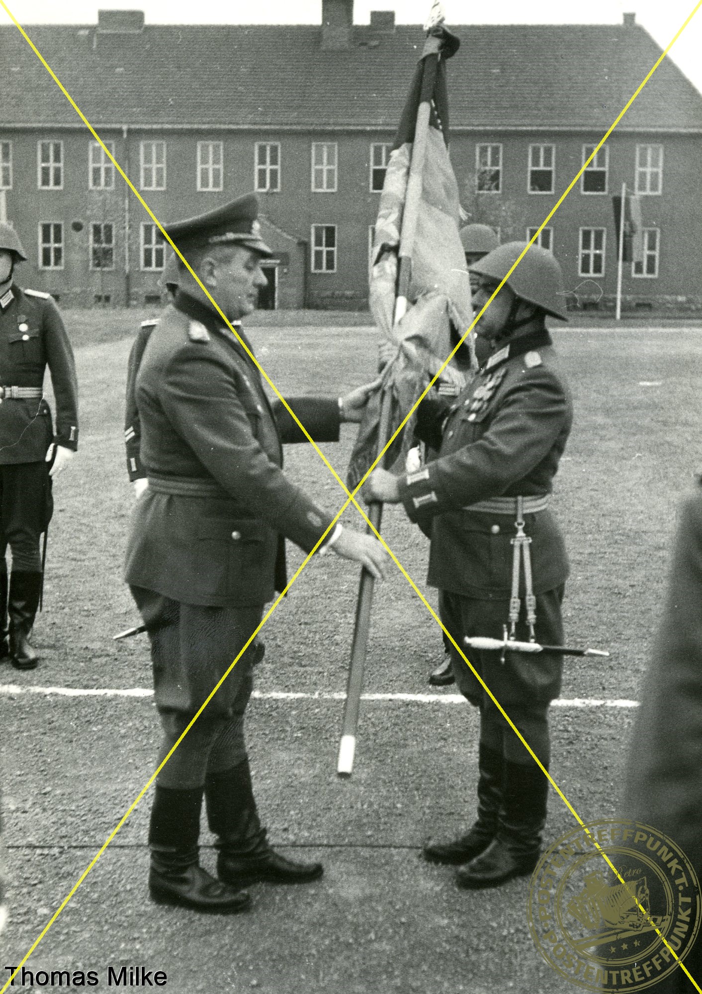 Übergabe der Truppenfahne an den Kommandeur Oberstleutnant Neuhäuser des Grenzregiment-2.